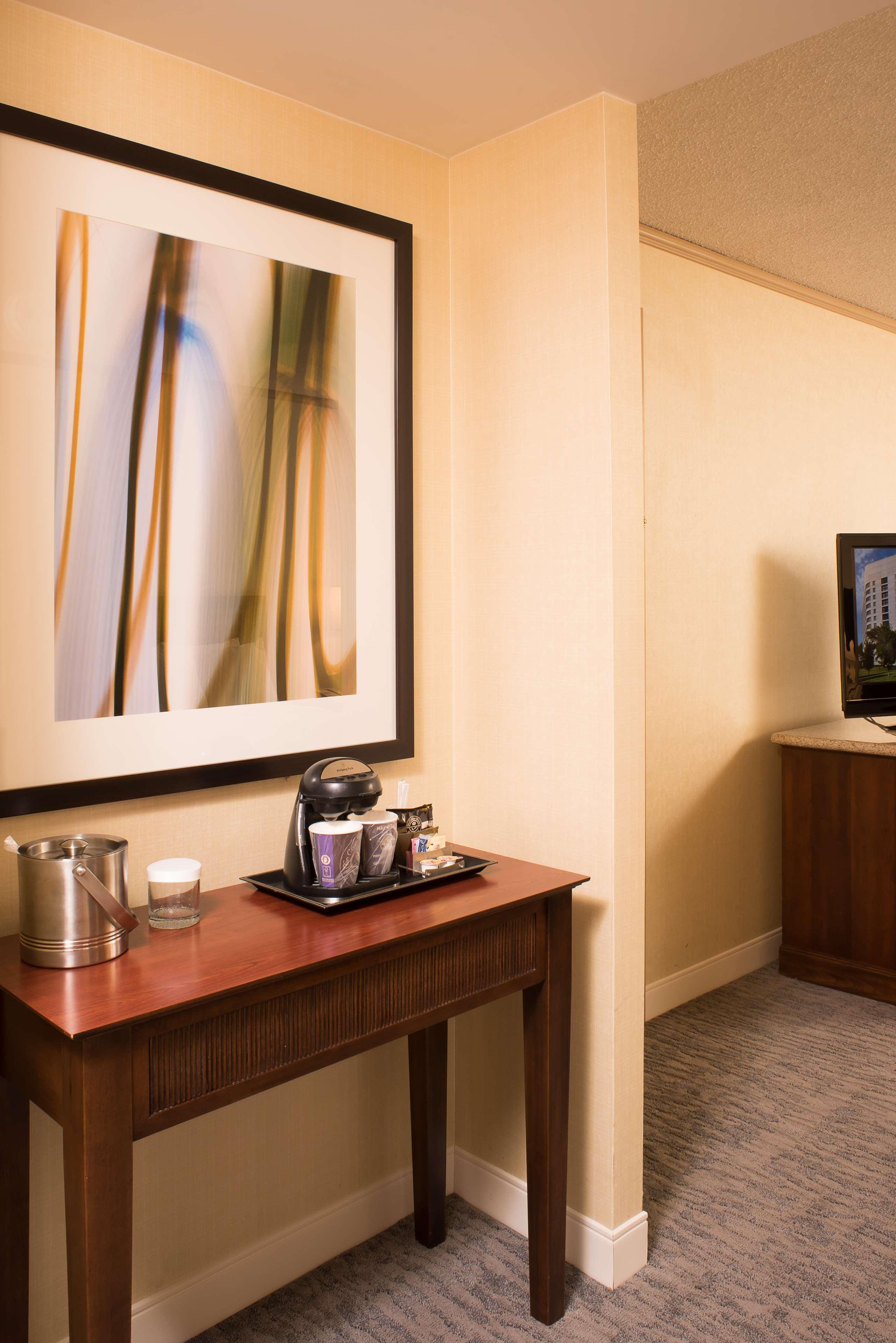 Doubletree By Hilton Tulsa At Warren Place Exterior foto