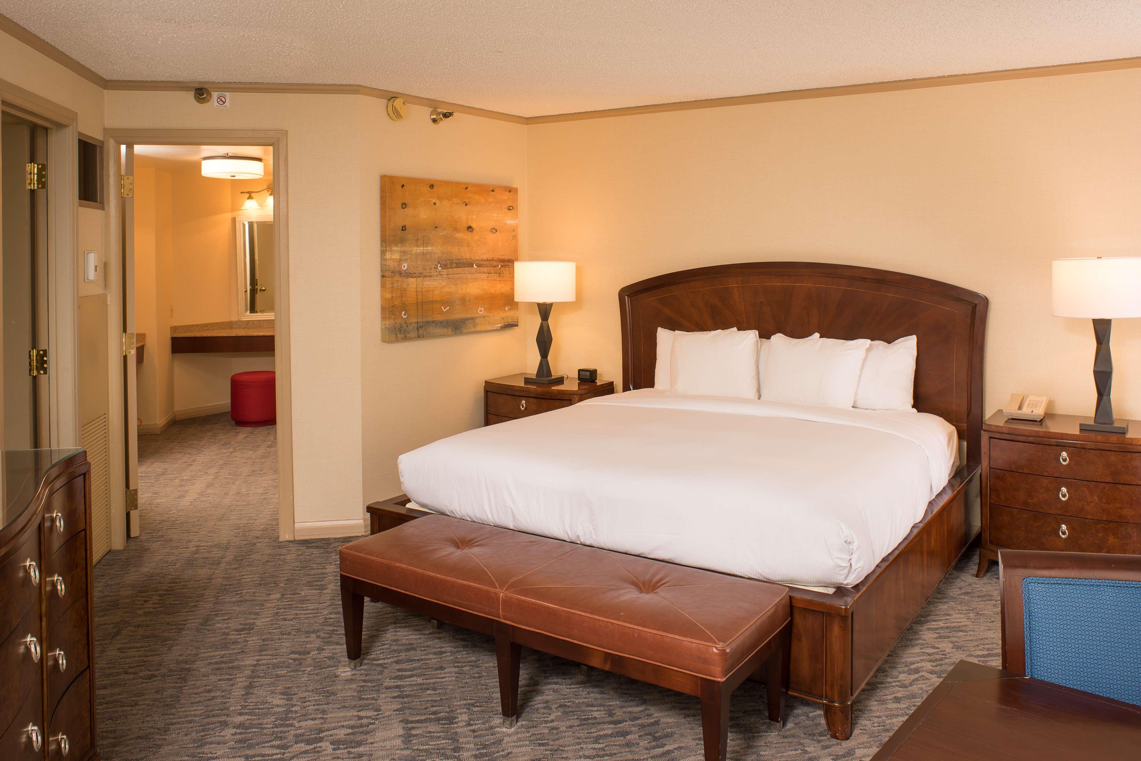 Doubletree By Hilton Tulsa At Warren Place Exterior foto